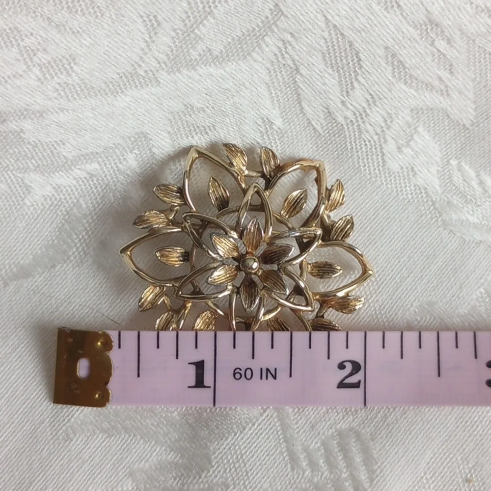 Vintage signed Sarah Coventry Filigree Leaves flower brooch Silvertone pin
